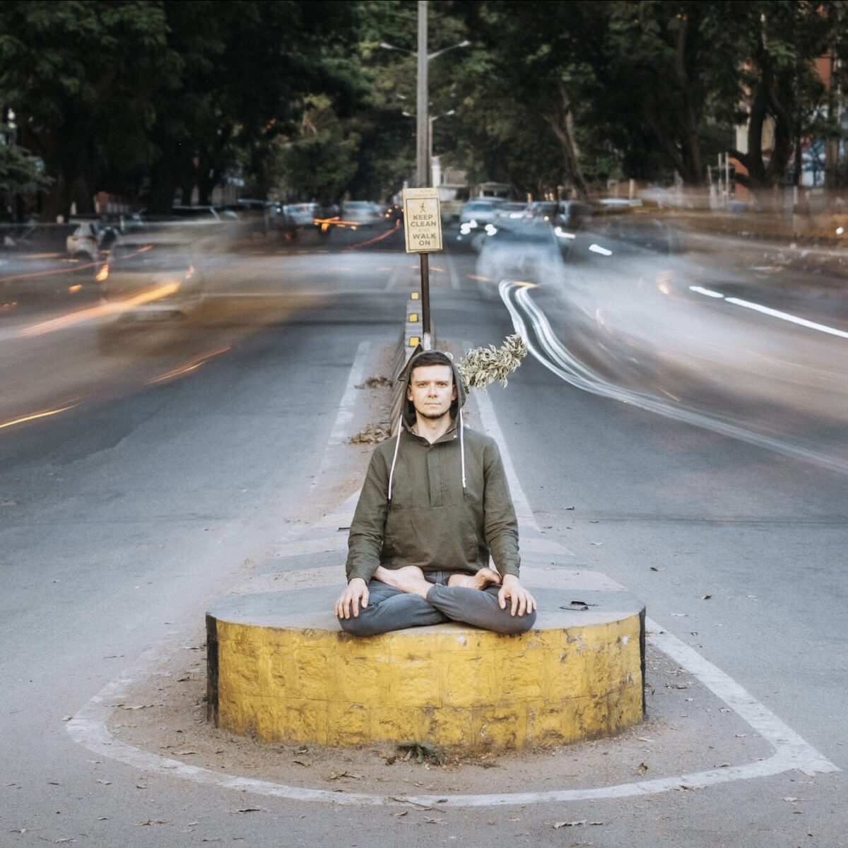 Piotr Kurpiasz medytujący na ulicy