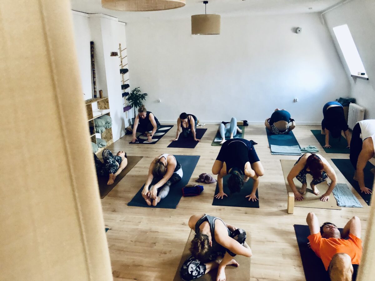 Praktyka jogi w sali we Wrocławiu